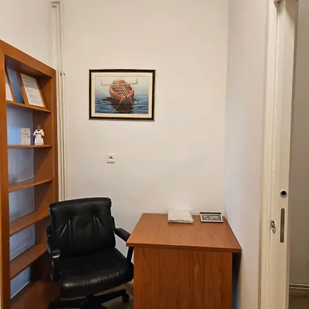 Lina - Center With Free Parking!